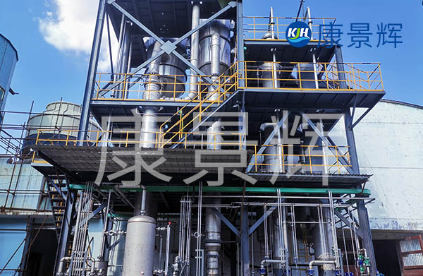 與傳統(tǒng)的雙效蒸發(fā)器對(duì)比，五效蒸發(fā)器精餾消耗的熱量更少